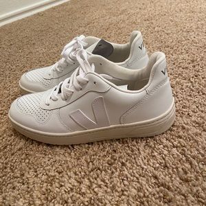 Veja v10 white, never worn
